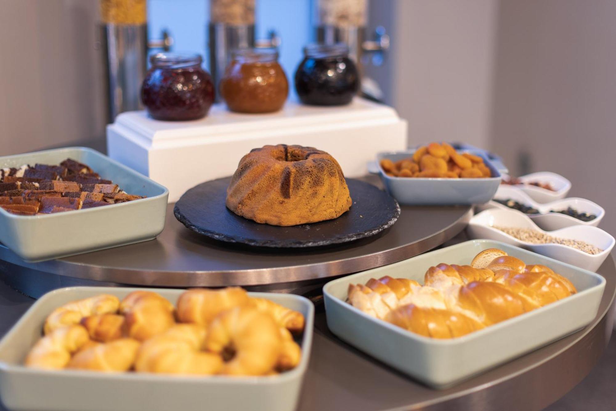 Leonardo Vienna Westbahnhof Hotel Luaran gambar Breakfast buffet at the hotel