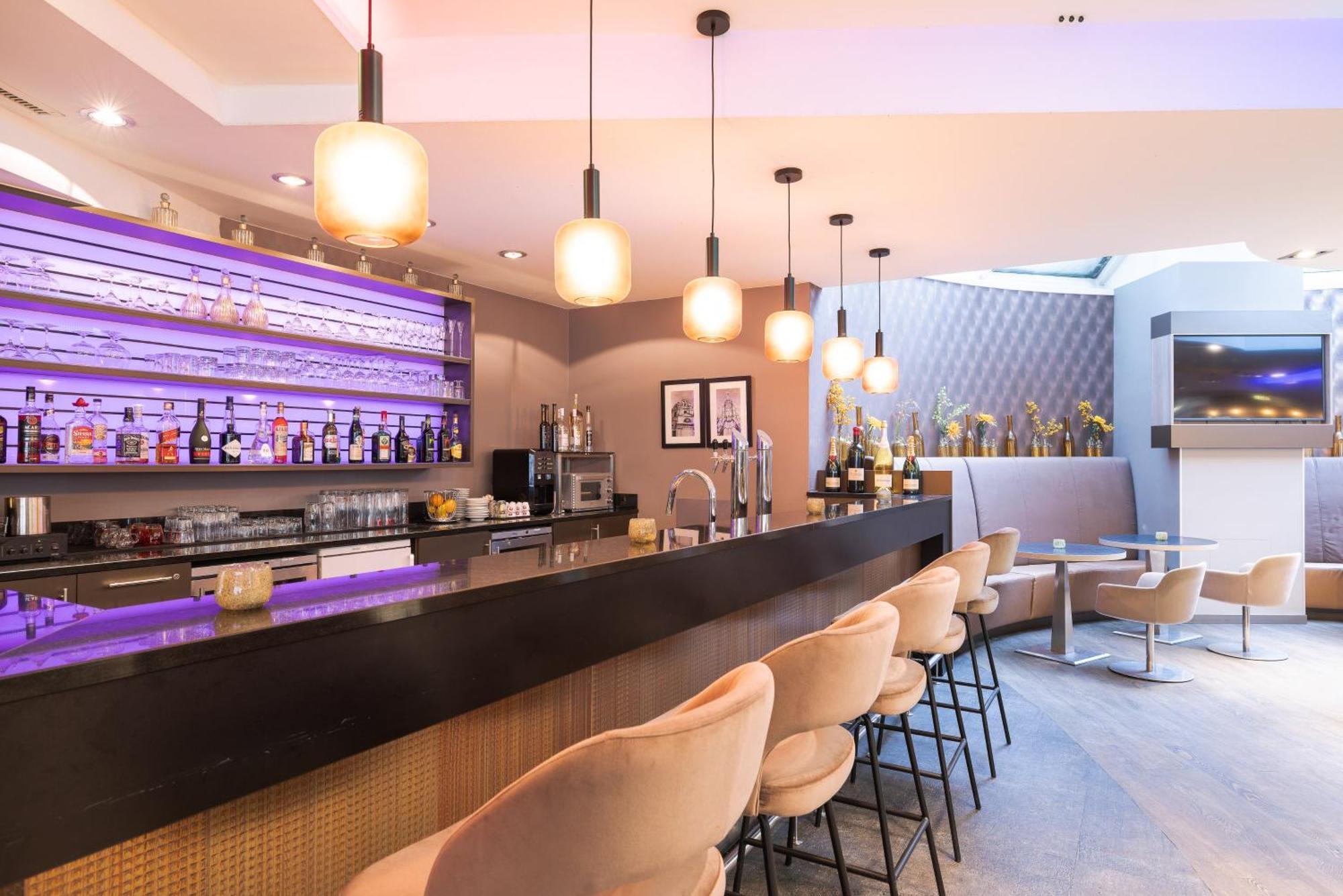 Leonardo Vienna Westbahnhof Hotel Luaran gambar The bar at the airport