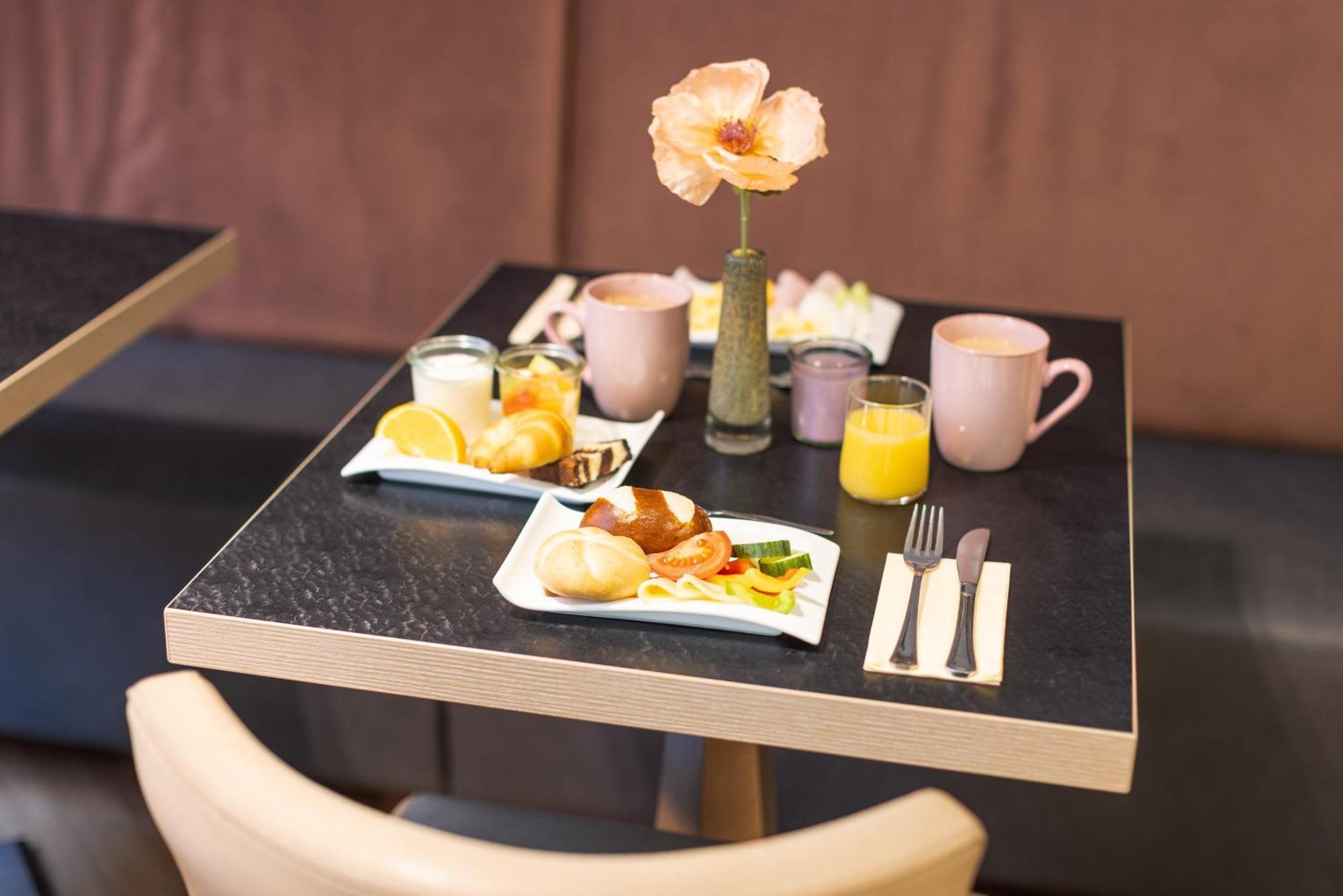 Leonardo Vienna Westbahnhof Hotel Luaran gambar Breakfast at the hotel