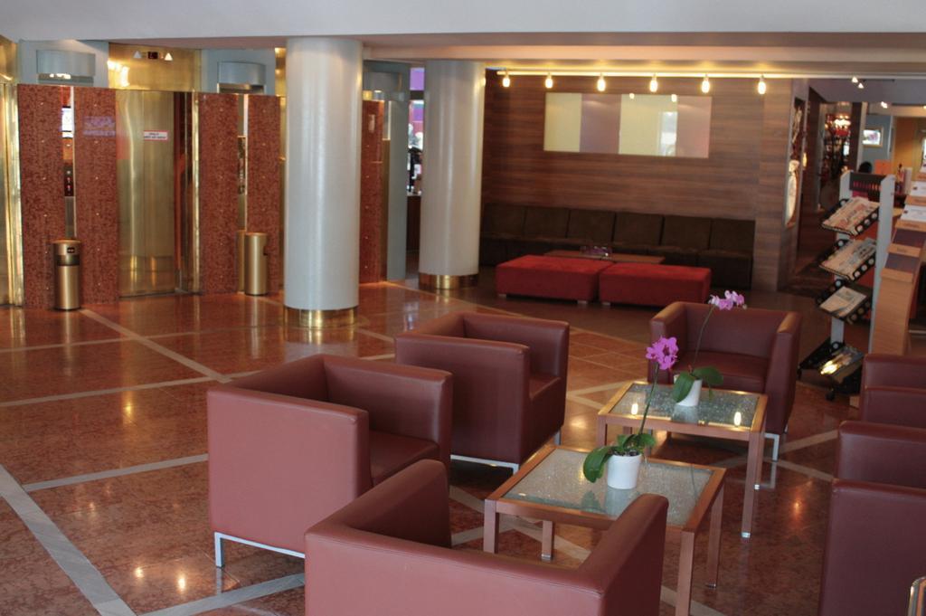 Leonardo Vienna Westbahnhof Hotel Luaran gambar The lobby of a modern hotel
